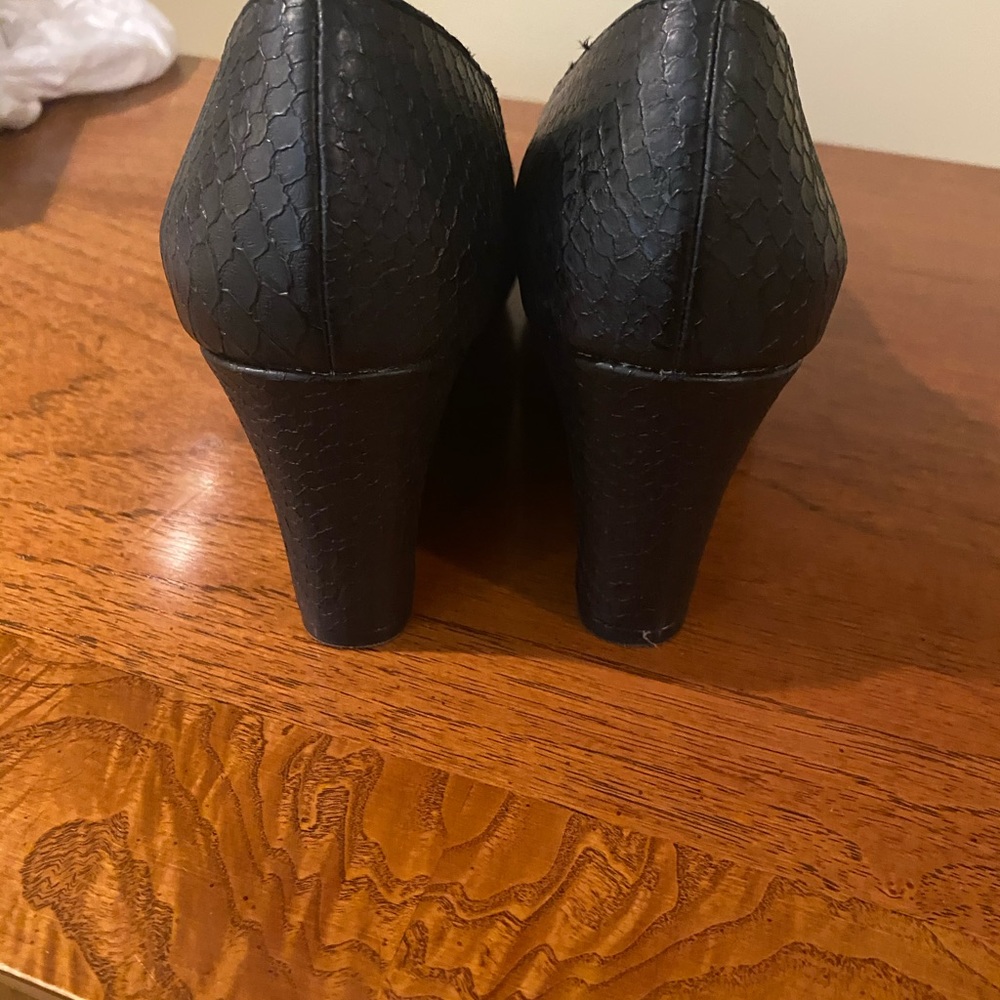 Lindsay Phillips Peep Toe Black Python Wedge - 10 - image 3